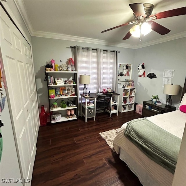 bedroom featuring a closet, wood finished floors, a ceiling fan, and crown molding