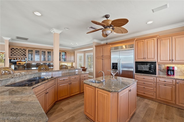 kitchen featuring black appliances, light wood-style flooring, visible vents, and ornamental molding