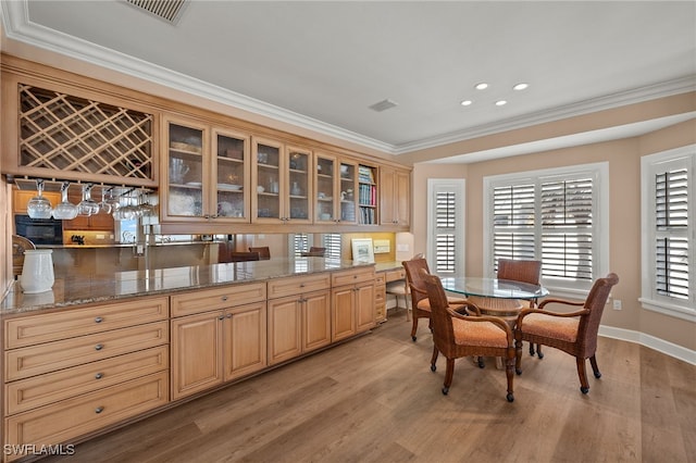 dining area with recessed lighting, visible vents, baseboards, light wood-type flooring, and crown molding