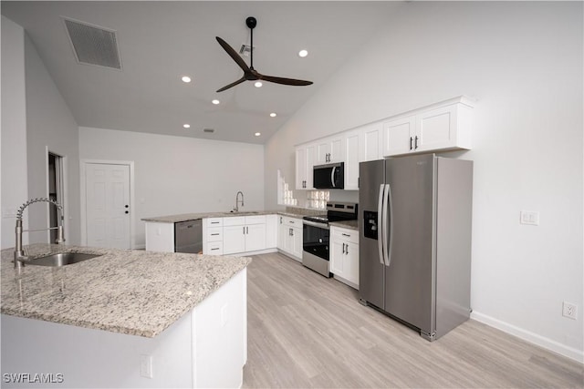 kitchen with stainless steel appliances, visible vents, a sink, and a peninsula