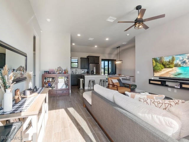 living room with light wood-style floors, recessed lighting, visible vents, and ceiling fan