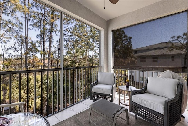 sunroom with ceiling fan