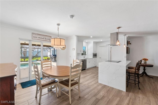 dining space with recessed lighting, baseboards, and light wood finished floors