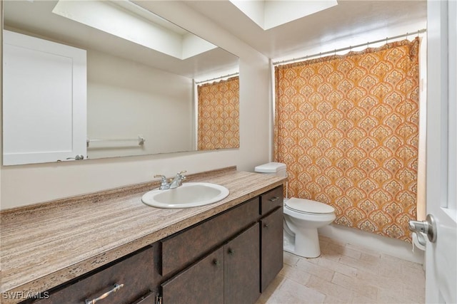 full bathroom featuring curtained shower, toilet, and vanity