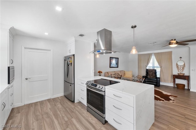 kitchen featuring visible vents, open floor plan, stainless steel appliances, a peninsula, and extractor fan