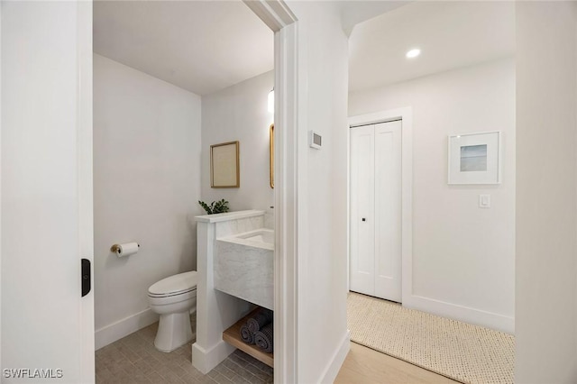 bathroom featuring recessed lighting, baseboards, vanity, and toilet