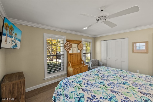 bedroom with baseboards, ceiling fan, dark wood-style flooring, crown molding, and a closet