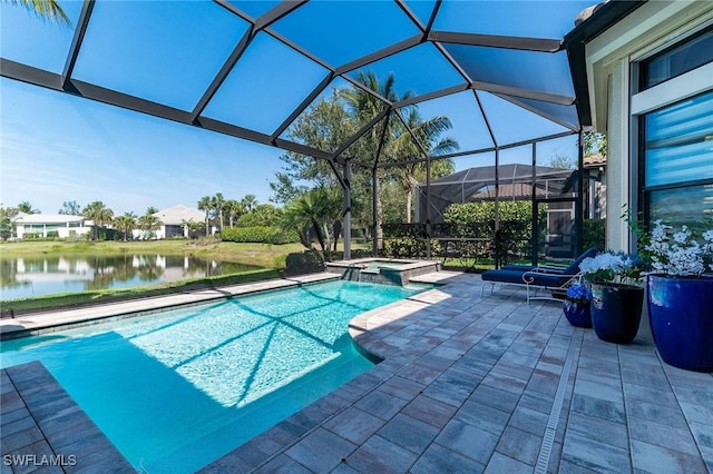 view of swimming pool featuring a pool with connected hot tub, a water view, a patio, and a lanai