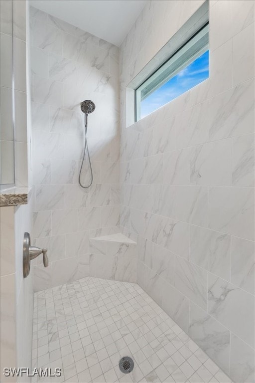 full bathroom featuring a tile shower