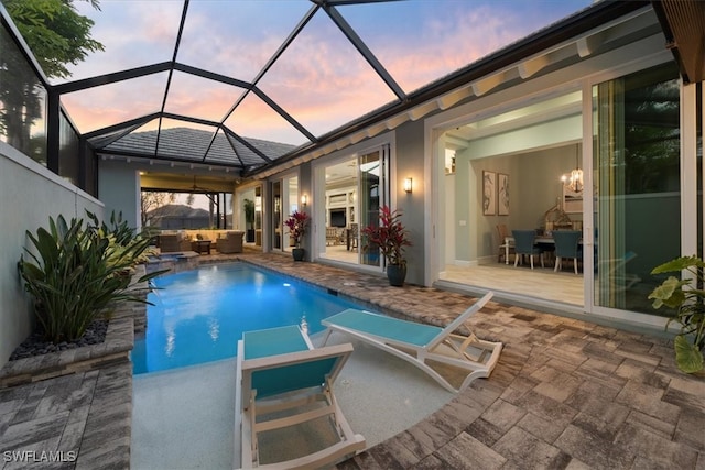 view of swimming pool featuring an outdoor hangout area, a patio area, and a pool with connected hot tub