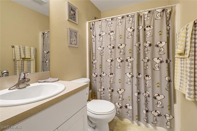 full bath featuring toilet, a shower with curtain, visible vents, and vanity