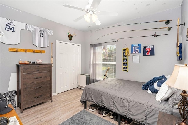 bedroom with light wood finished floors, a ceiling fan, and a closet