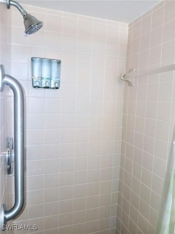 full bathroom featuring tiled shower