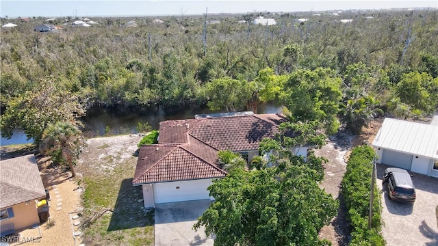 bird's eye view featuring a wooded view