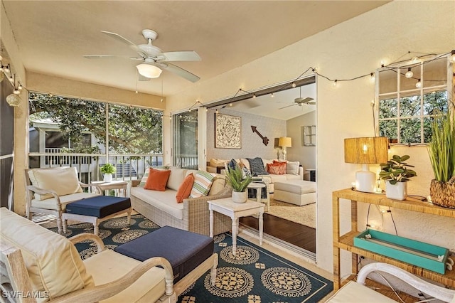 sunroom with ceiling fan