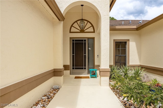 view of exterior entry featuring stucco siding