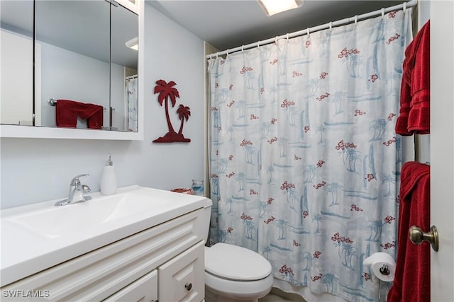 full bath with toilet, curtained shower, and vanity