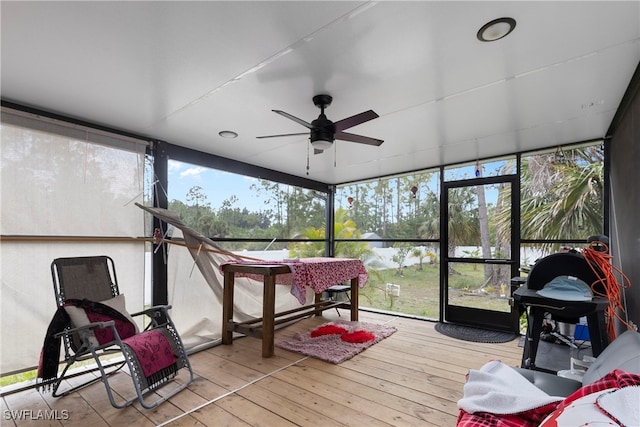 sunroom / solarium featuring a ceiling fan