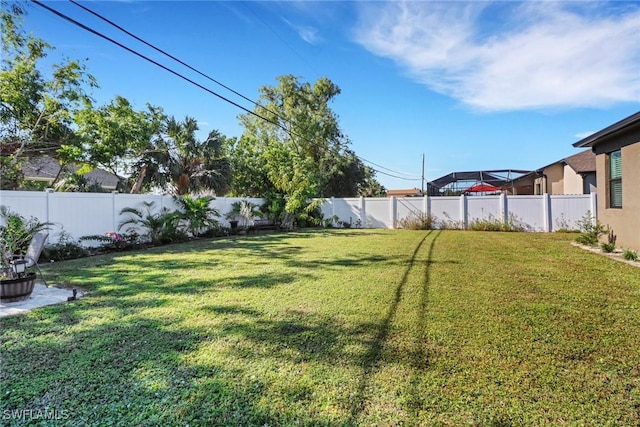 view of yard featuring a fenced backyard