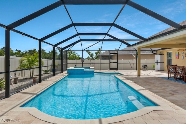 view of swimming pool featuring a fenced backyard, ceiling fan, a lanai, a patio area, and a pool with connected hot tub