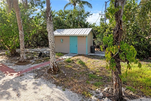 view of yard featuring an outbuilding