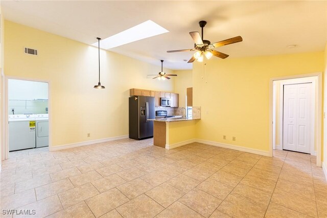 kitchen featuring ceiling fan, a peninsula, visible vents, washing machine and clothes dryer, and stainless steel appliances