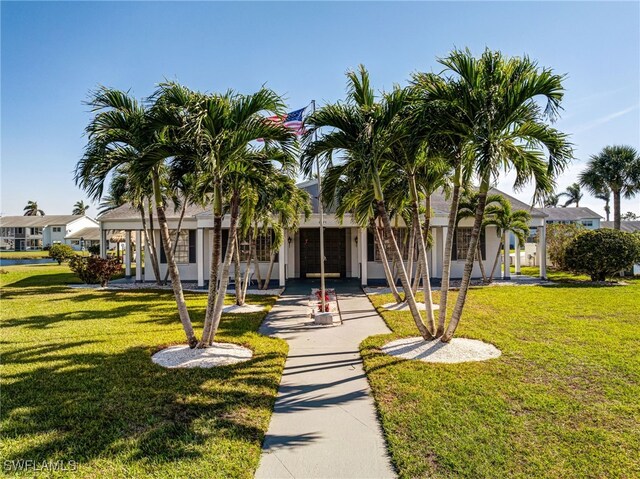 view of front of home featuring a front lawn