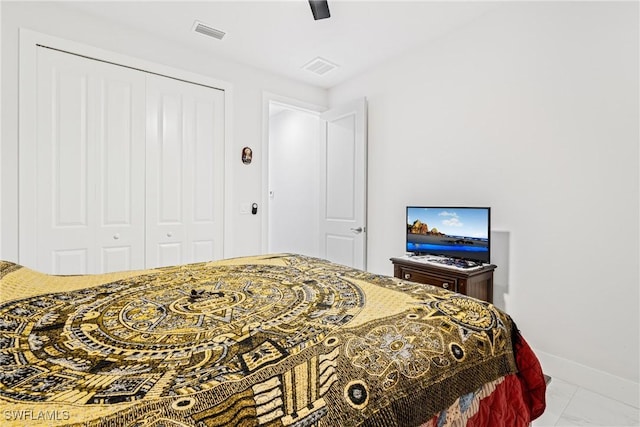 bedroom with a closet, visible vents, ceiling fan, and baseboards