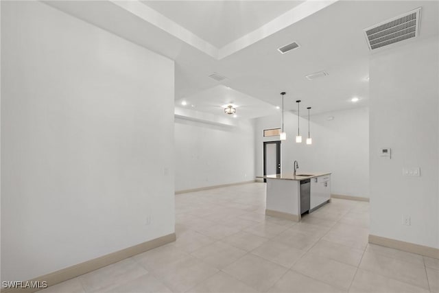 spare room with visible vents, recessed lighting, baseboards, and a sink