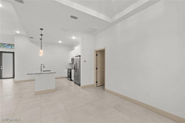 kitchen featuring visible vents, appliances with stainless steel finishes, white cabinetry, and baseboards