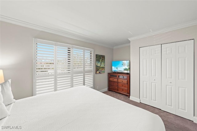 carpeted bedroom featuring a closet, baseboards, and ornamental molding