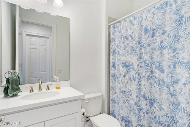 full bathroom with a shower with curtain, vanity, and toilet