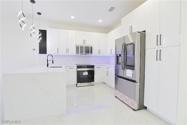 kitchen featuring marble finish floor, visible vents, electric range oven, a sink, and stainless steel fridge with ice dispenser