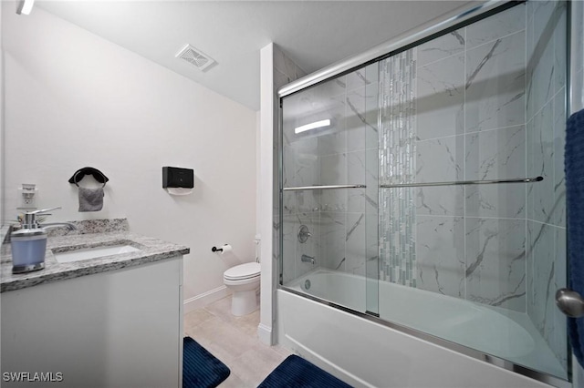 full bathroom featuring bath / shower combo with glass door, visible vents, toilet, vanity, and baseboards