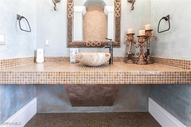 bathroom featuring a sink and tile patterned floors