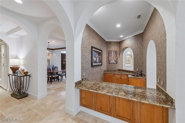 bar with crown molding, recessed lighting, visible vents, a sink, and baseboards