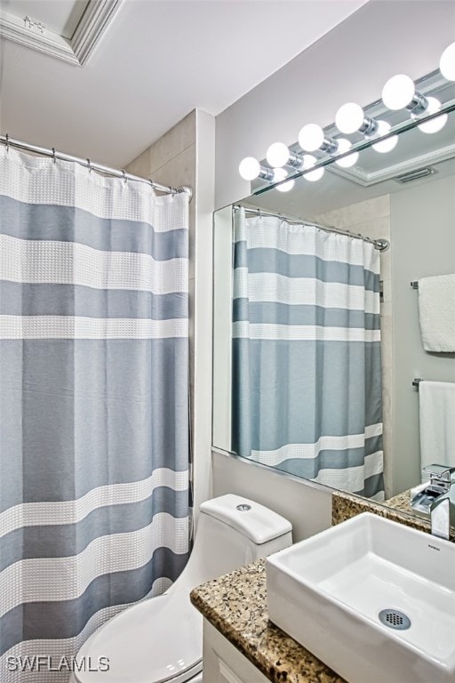 full bath featuring a shower with shower curtain, vanity, and toilet