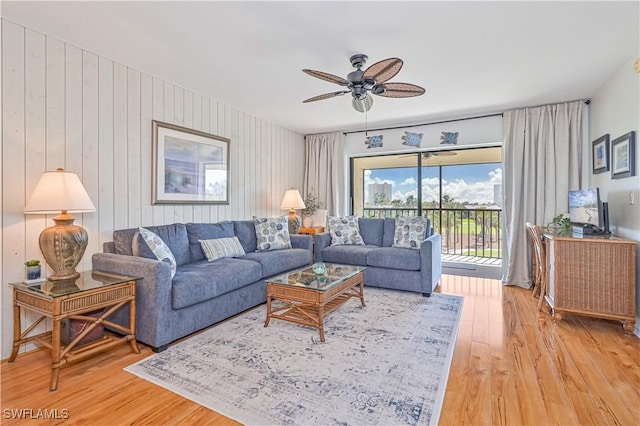 living area featuring light wood-style flooring and ceiling fan