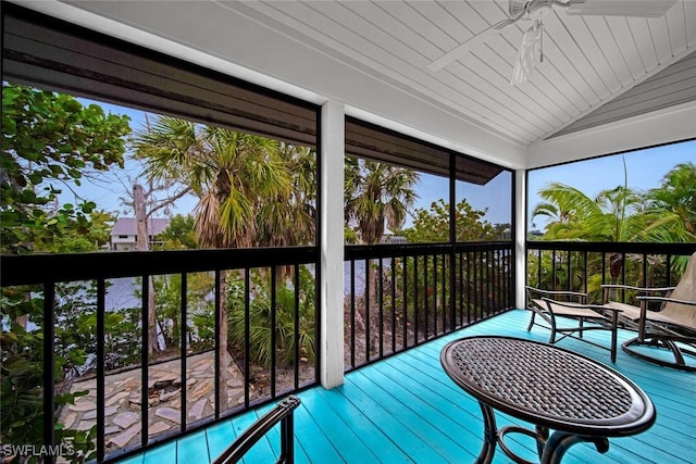 sunroom with lofted ceiling