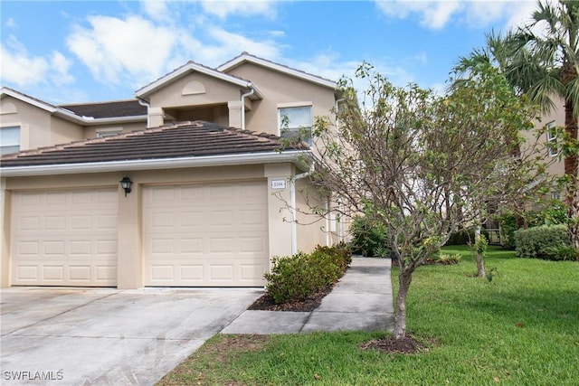 view of front of home featuring driveway, stucco siding, and a front yard