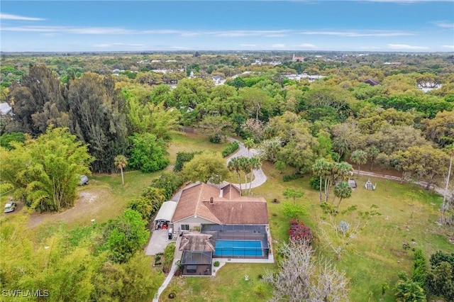 birds eye view of property featuring a forest view