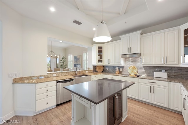 kitchen featuring black electric stovetop, under cabinet range hood, a sink, visible vents, and stainless steel dishwasher