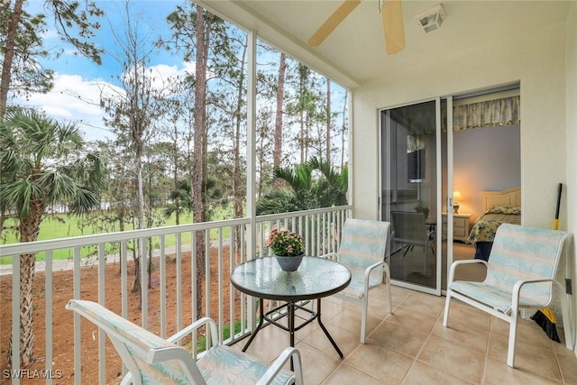 sunroom featuring ceiling fan