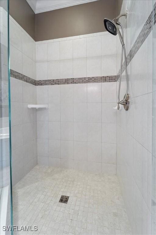 bathroom featuring a tile shower