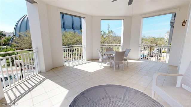 sunroom featuring a ceiling fan