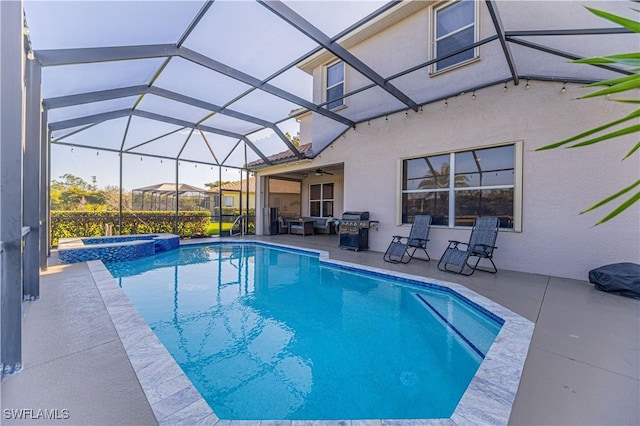 view of swimming pool with a pool with connected hot tub, a ceiling fan, a patio area, a grill, and a lanai