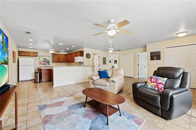 living room with recessed lighting, visible vents, light tile patterned flooring, ceiling fan, and baseboards