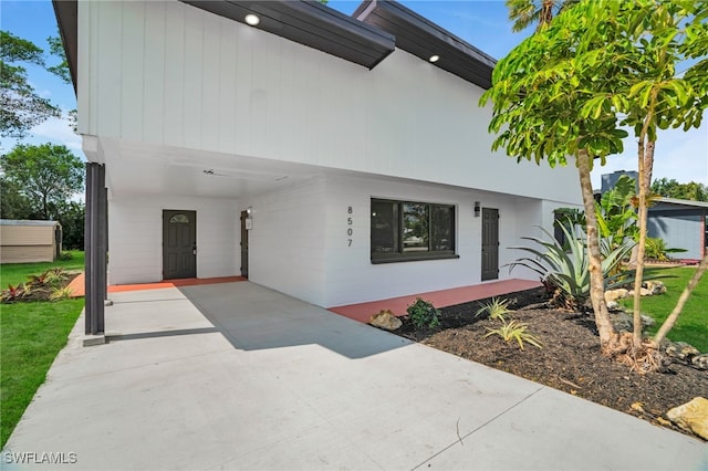 view of front of house with driveway and a carport