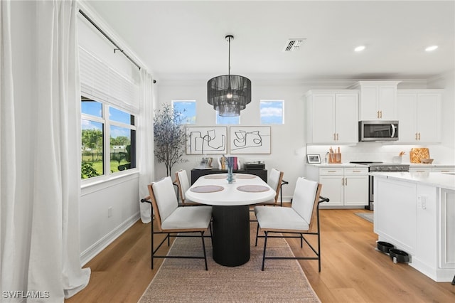 dining area with visible vents, crown molding, baseboards, light wood-type flooring, and recessed lighting