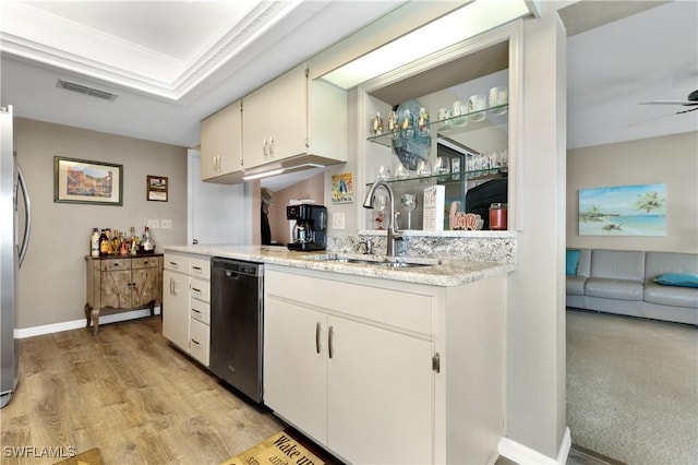 kitchen with stainless steel appliances, visible vents, a ceiling fan, a sink, and light wood-type flooring